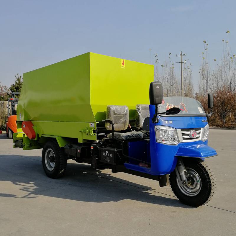 电动饲料拉运三轮车供应电动撒料车