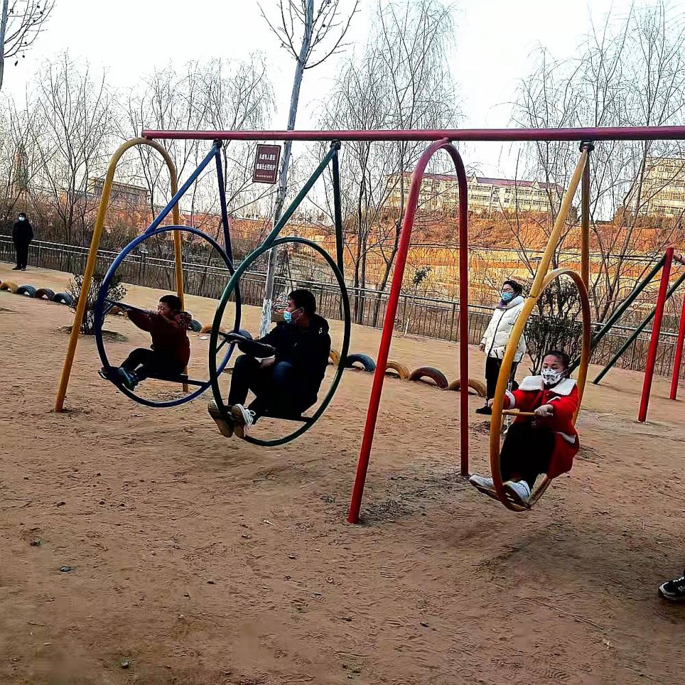 广大客户青游乐设施包括坑爹过山车,旋转自行车,无动力滚筒,吊环秋千