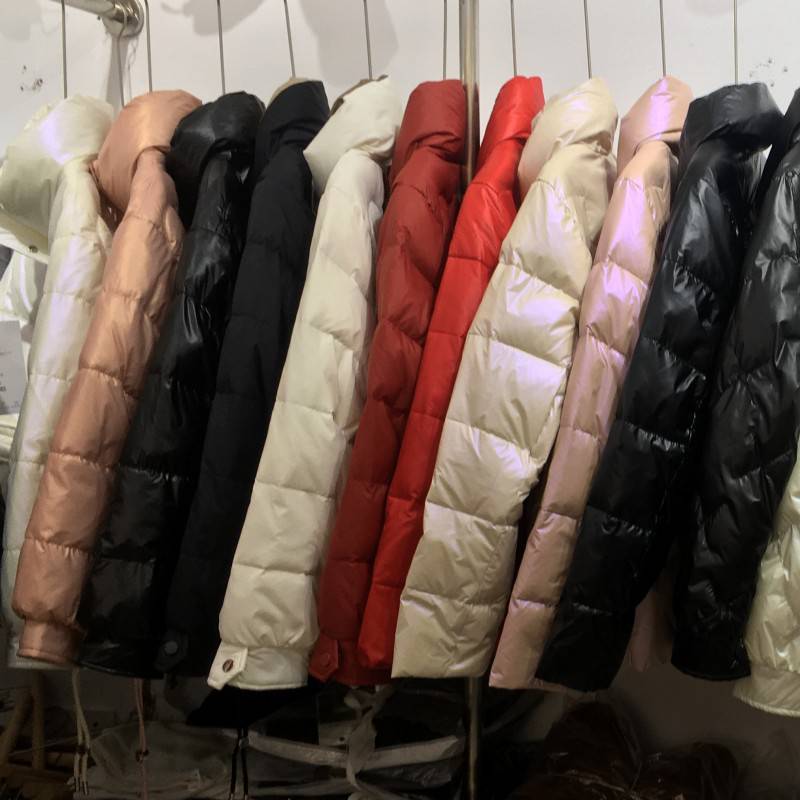 新疆博尔塔拉品牌羽绒服清货加厚包芯纱毛衣女服装批发商从哪里进货