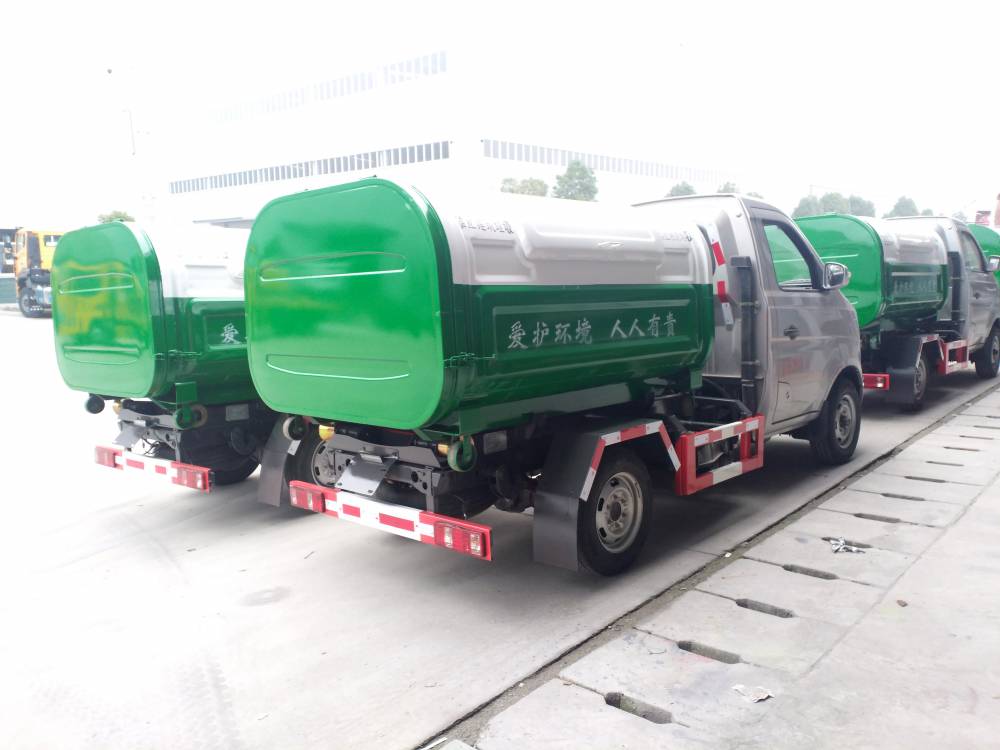 勾臂垃圾车