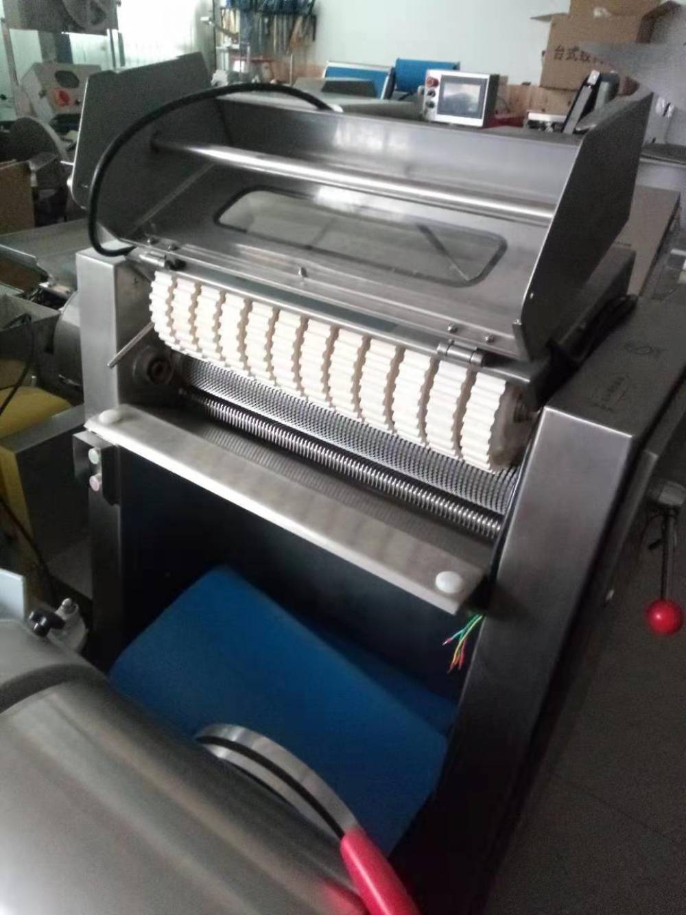 可调节刀座,方便调整去皮厚度;采用德国刀片,去皮厚度随意可调;机器