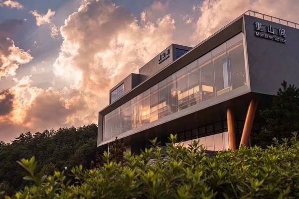 579) 8488 9999,关注酒店官方微信公众号"图卷酒店lamontagne",获取