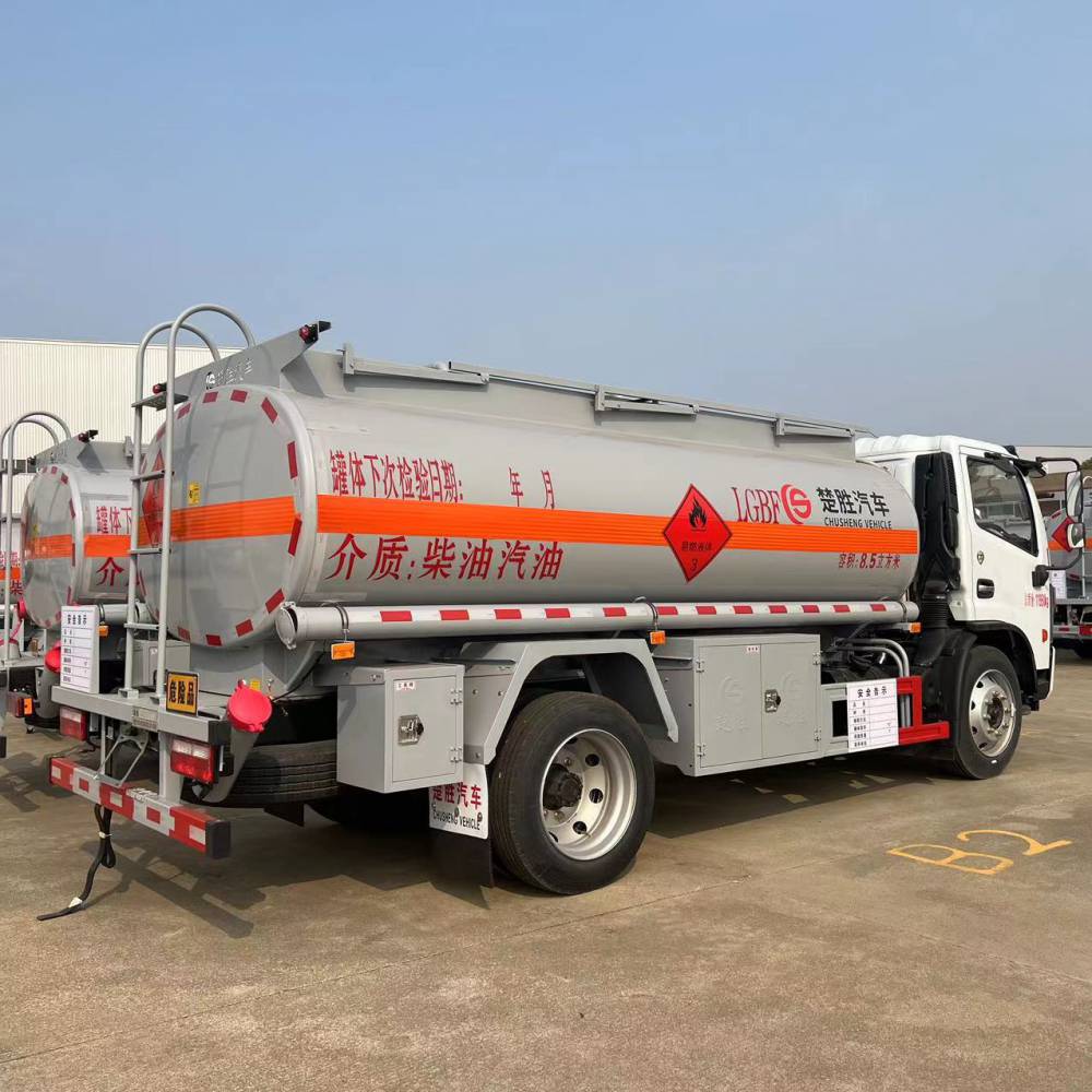 东风福瑞卡3800轴距油罐车车型云内170马力柴油运输车