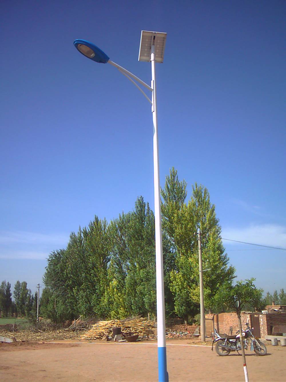 简单方便侧面太阳能板和光源集中在一起组成一体化灯头正面产品实拍图