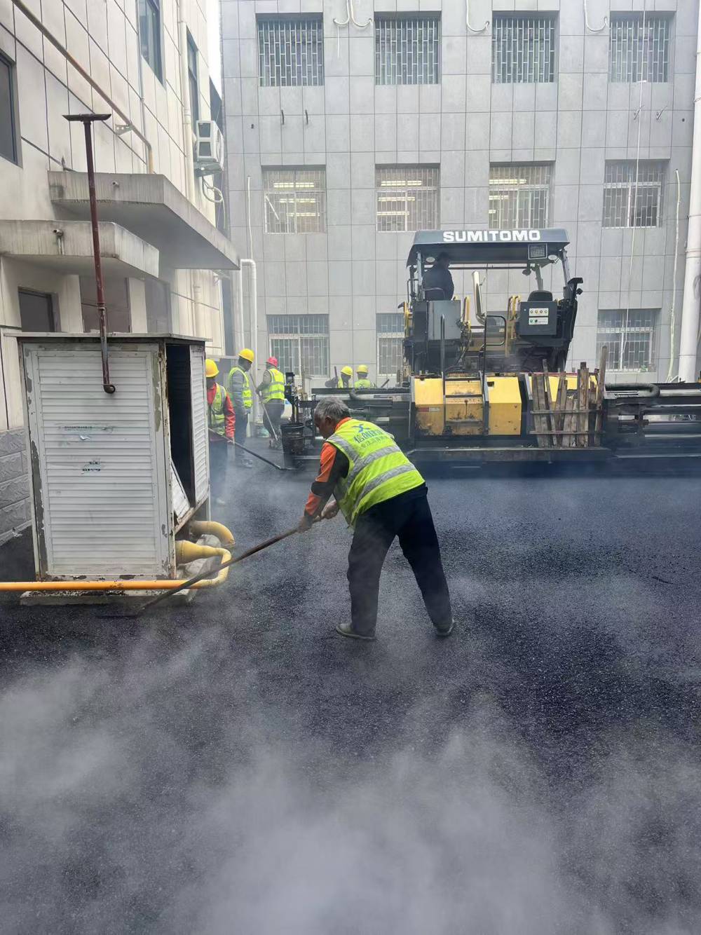 郑州沥青路面拥抱产生原因及处理措施