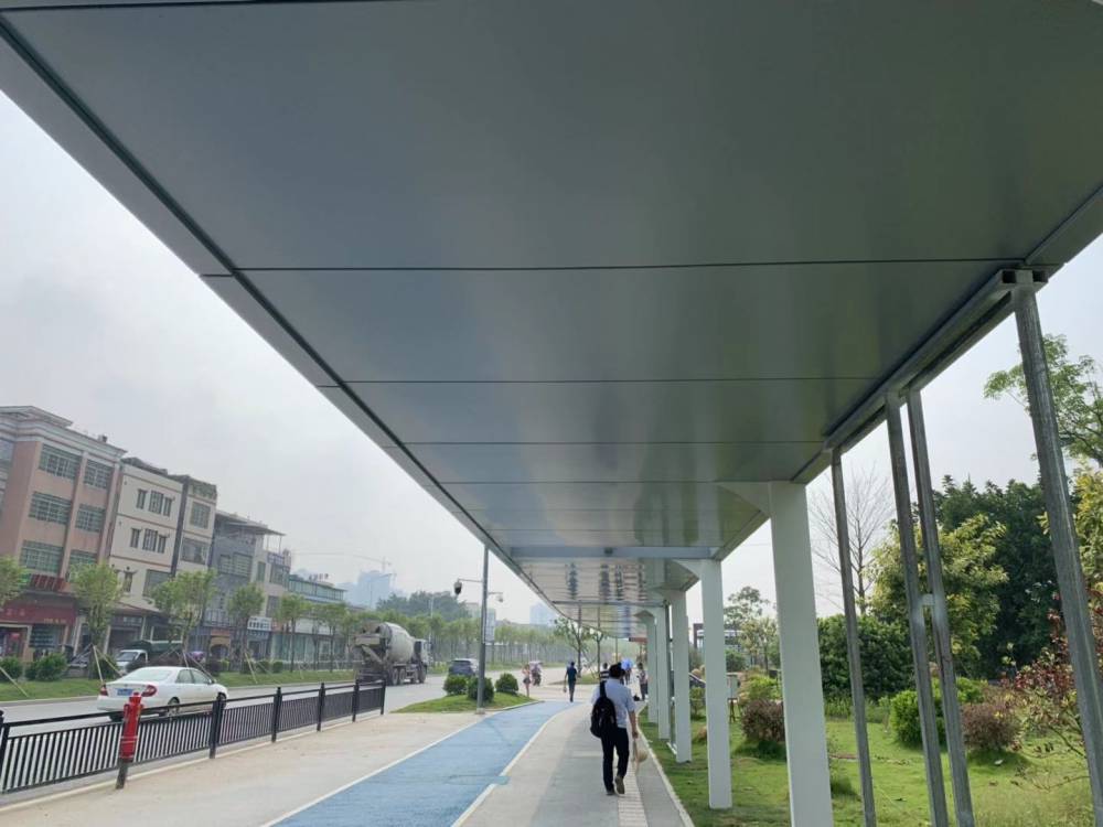 地铁站出口人行通道连廊雨棚碳灰白色铝单板