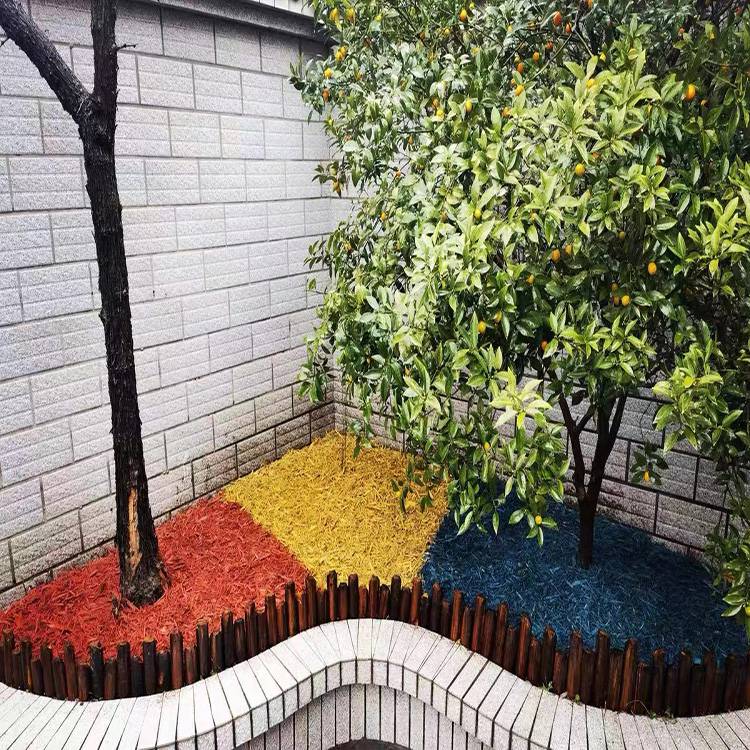 咖啡色覆盖物树坑填充树皮木屑增加土壤有机质提供养分