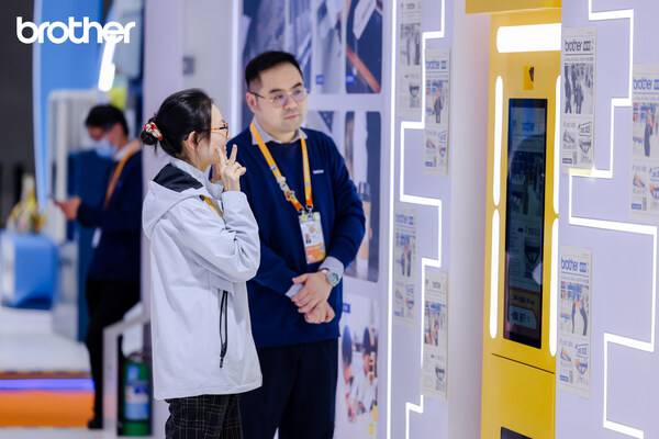 专业观众前来体验拍报机 专业观众前来体验拍报机