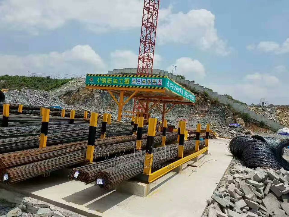 在主体结构施工期间,设置钢筋加工棚和原材料堆场.