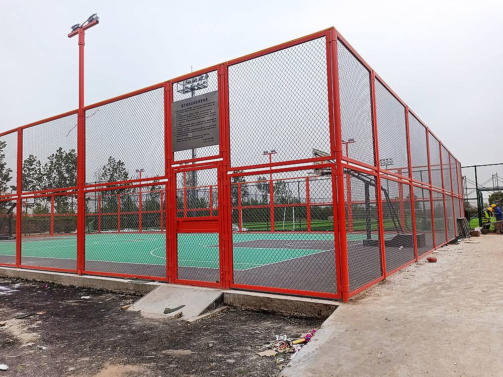 橙色框架式球场围网安装后效果怎么样