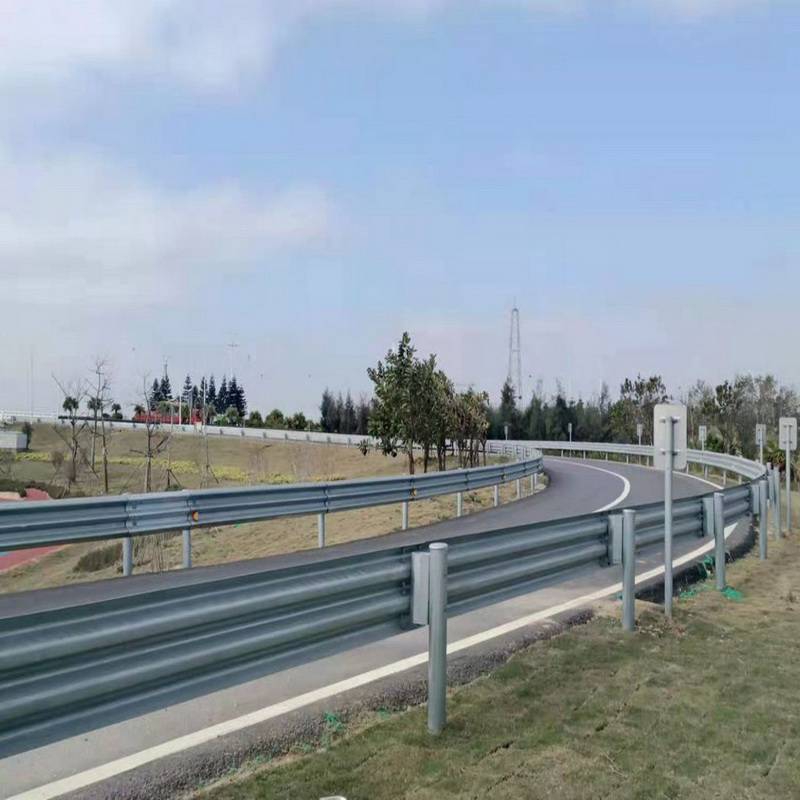 当路面维修或其它原因需要并通时,可方便地把开口处的各组护栏立柱拔