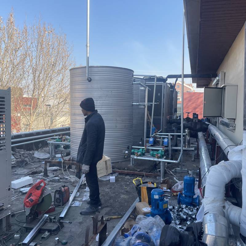 学校太阳能热水设备 太阳能联箱热水工程