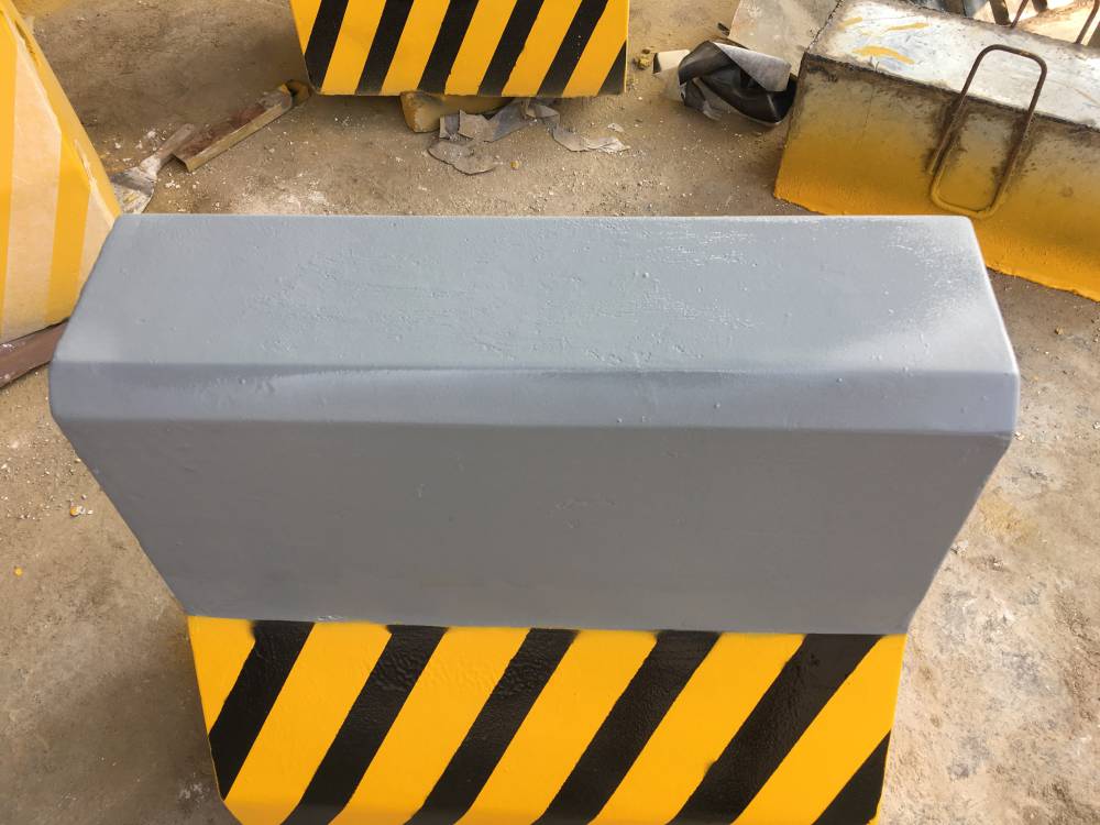 广州荔湾水泥隔离墩高速路口分流警示墩混凝土防撞墩道路施工防撞护栏