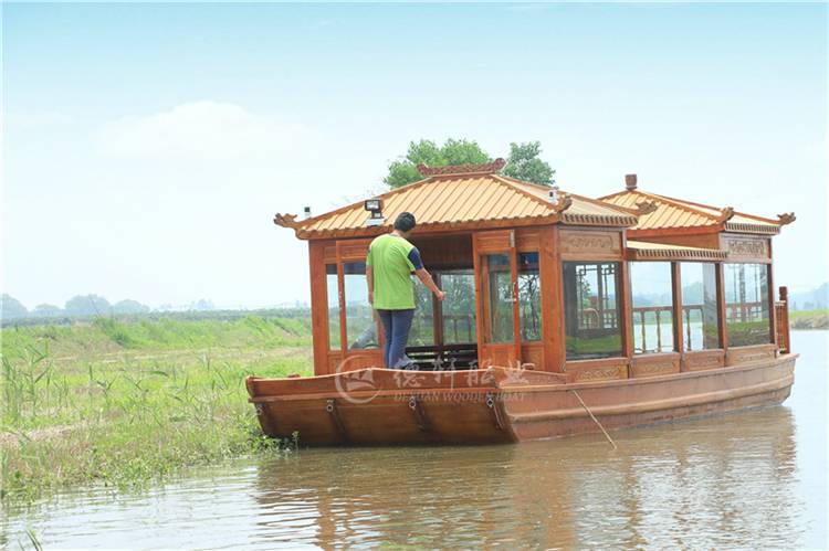 兴化市德轩船业有限公司***生产各类景区画舫船,仿古观光船,欧式木船