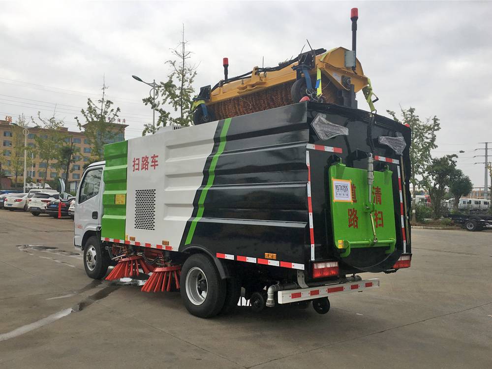 扫路车