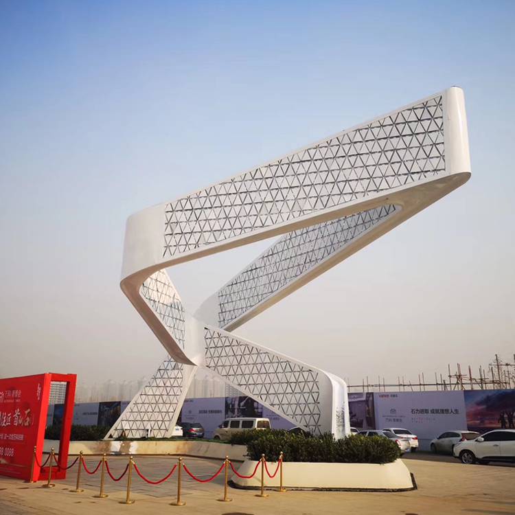 镜面效果是其他雕塑金属材料不具备的,被不锈钢雕塑厂家创作成平面