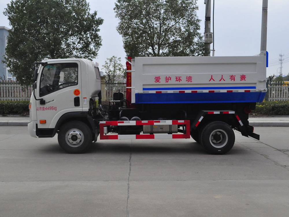 勾臂垃圾车