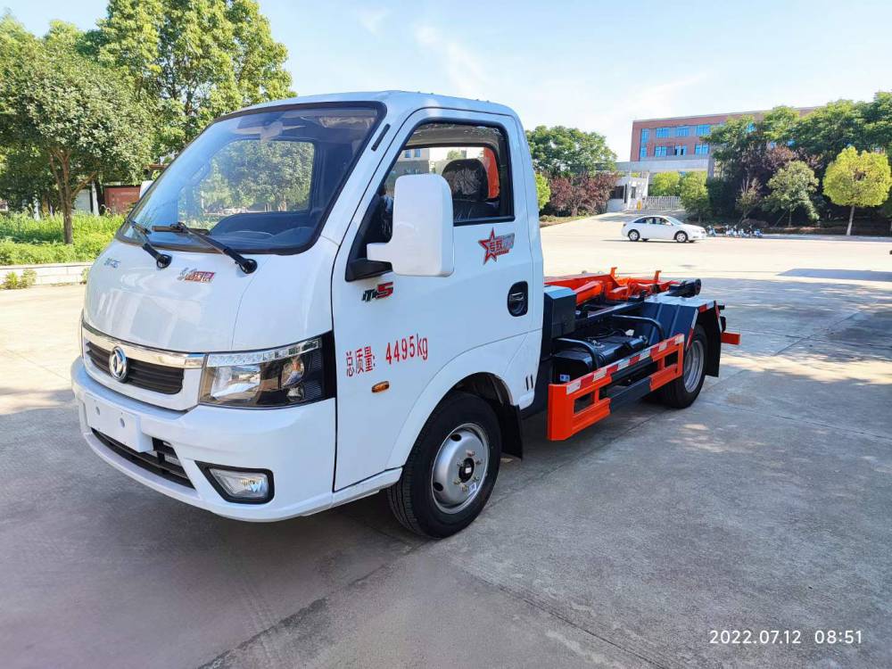 东风途逸3立方勾臂垃圾车柴油生活垃圾清运车