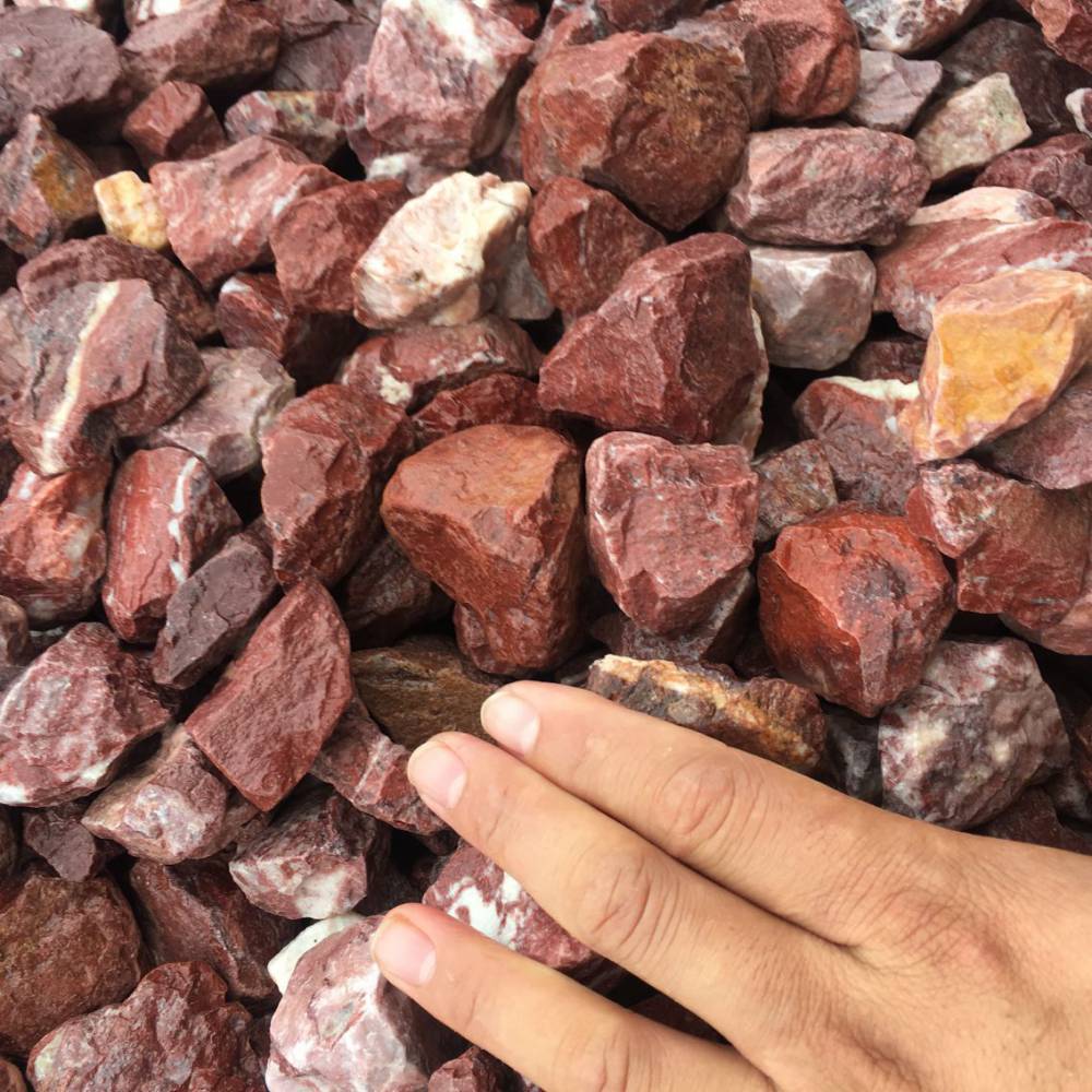 登峰机制鸡血红石米景观透水路面用红色鹅卵石墙面喷涂石子