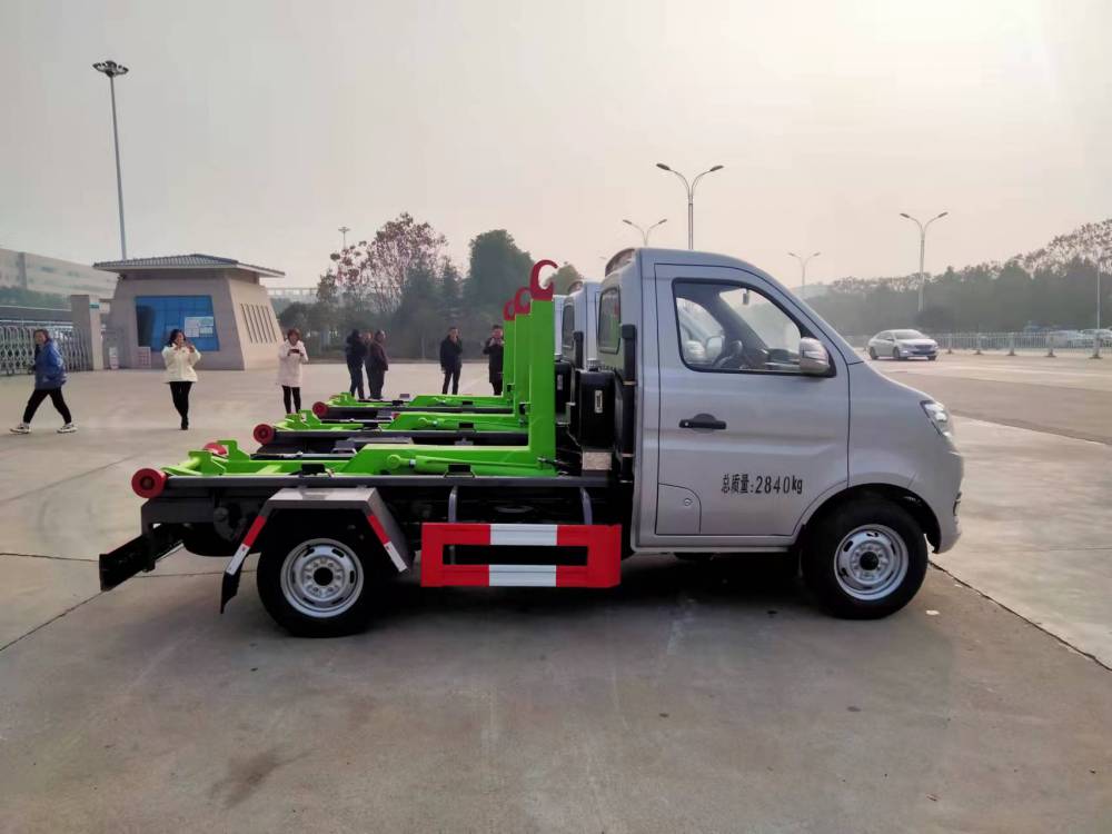 长安国六汽油车厢可卸式勾臂垃圾车楚胜牌带液压防误操作