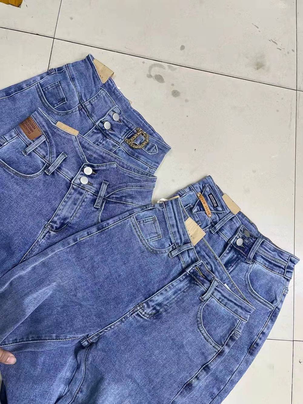 广西玉林工厂杂款尾货处理库存牛仔裤抖音网红扡地裤赶集甩货女装