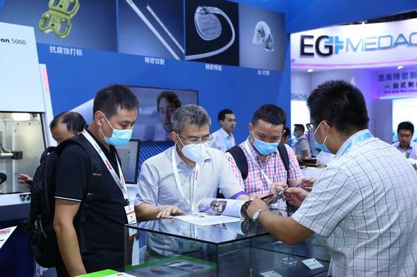 2021Medtec中国展现场观众和展商交流