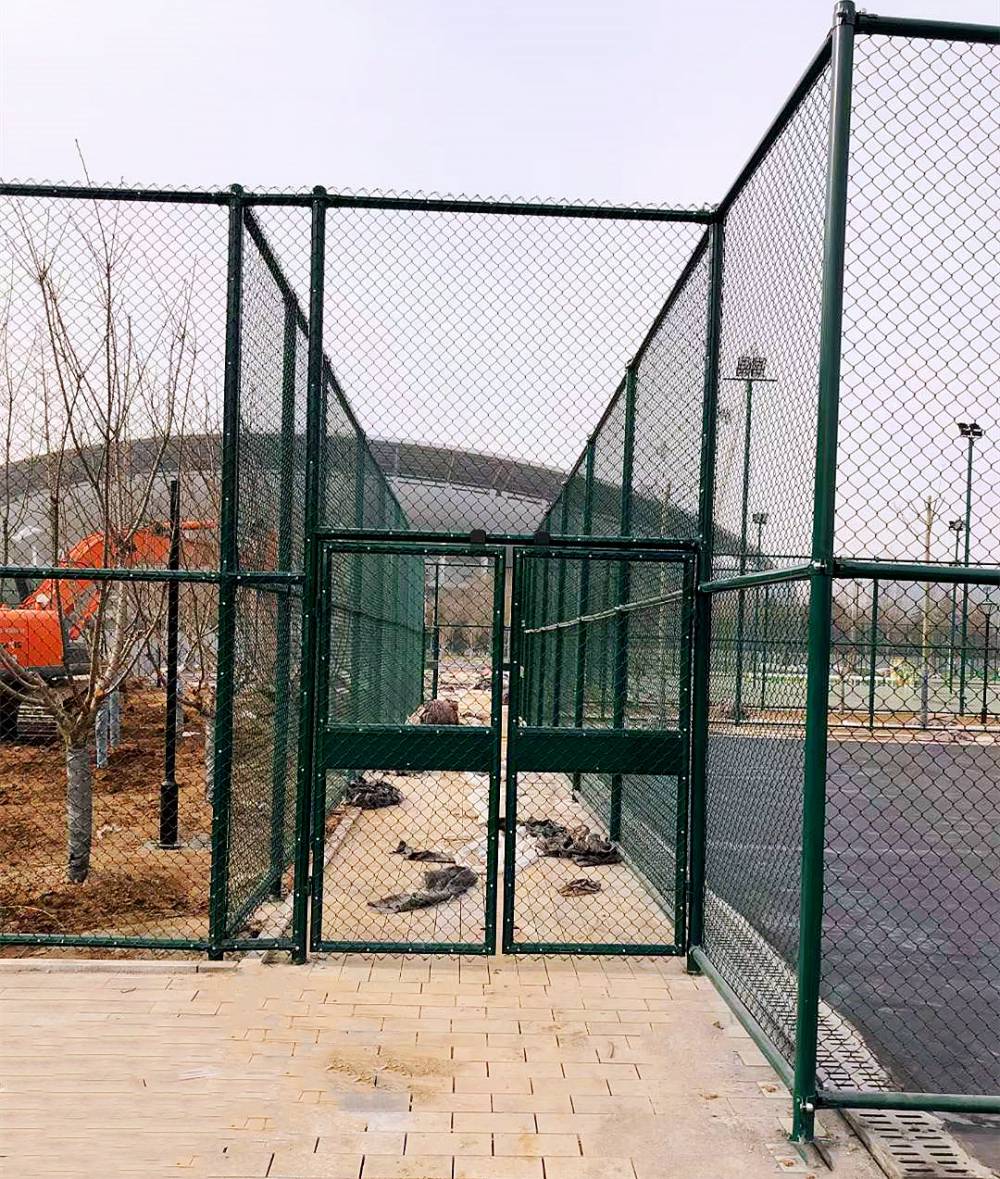 供应球场围栏篮球场围栏运动场围网