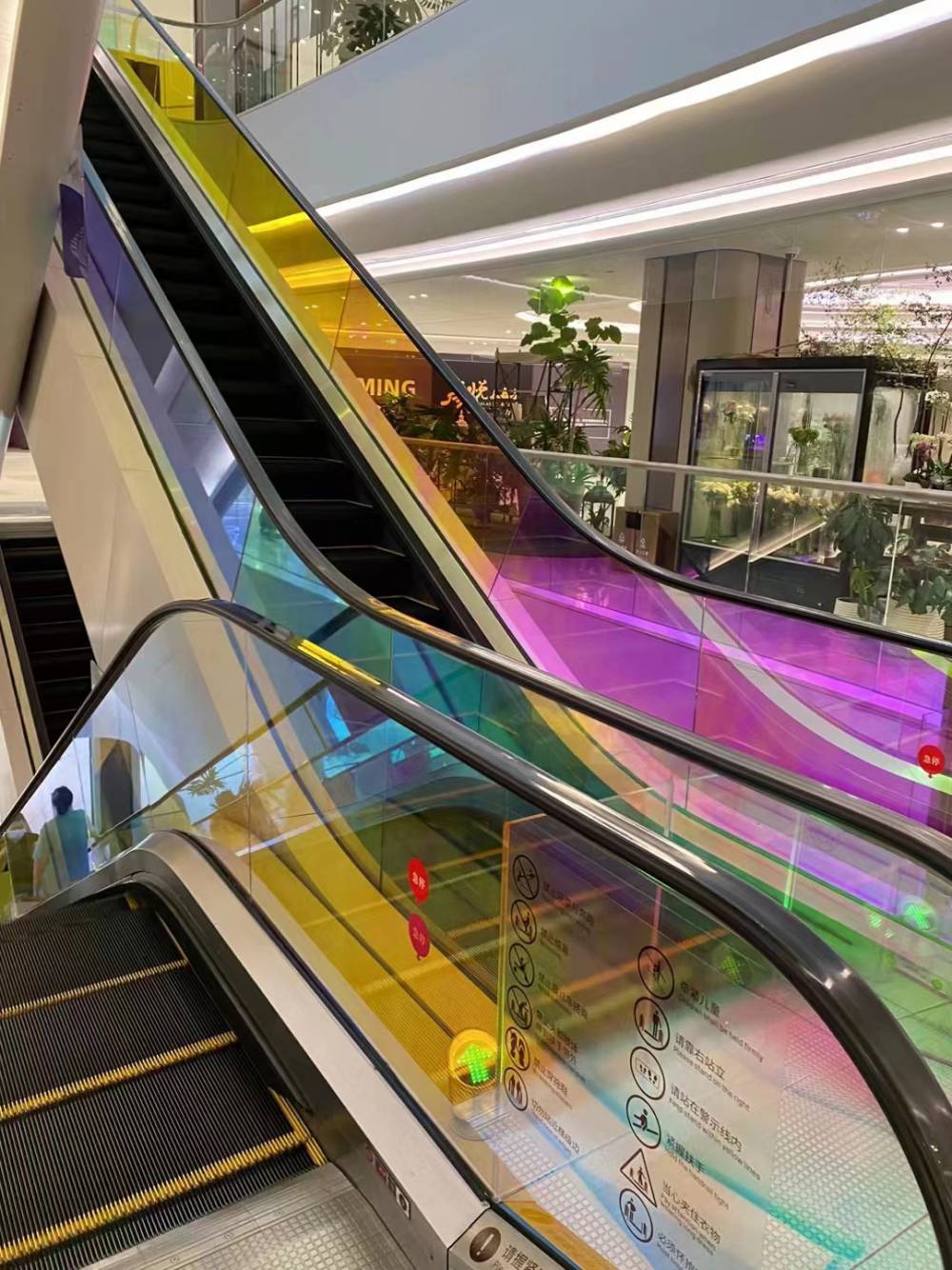 首页>家装,建材>建筑,建材>波音软片>炫彩膜彩虹膜红蓝色玻璃膜玻璃贴