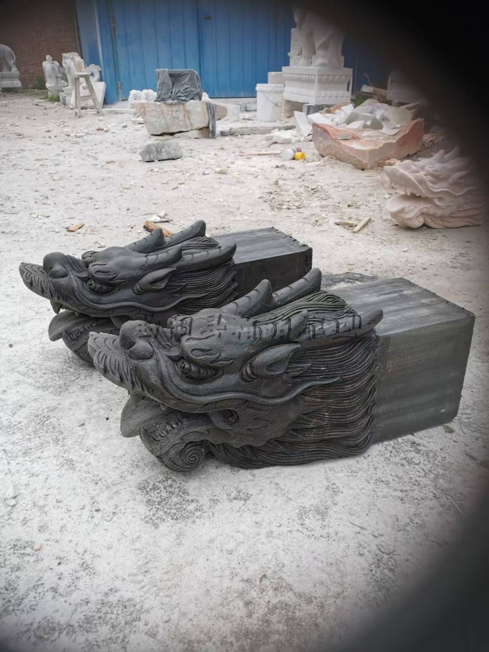 石雕喷水吐水喷泉庭院别墅鱼池青石墙壁流水原石石材雕刻摆件图片