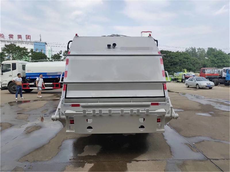 8方垃圾压缩车发动机配置:cy4102-ce4b型柴油机采用四气门,增压中冷