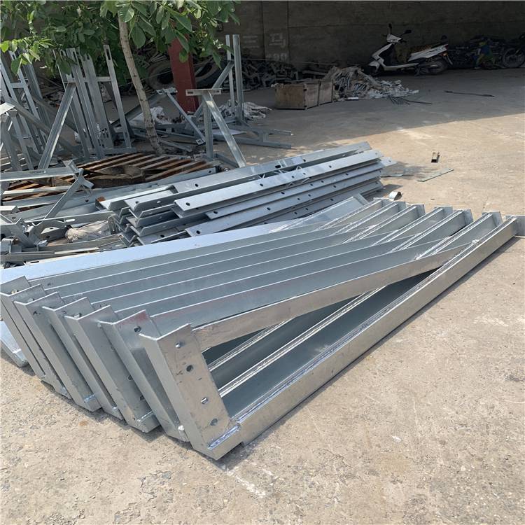 抗震吊围栏角钢支架中派公路高铁桥墩吊围栏河北钢制吊围栏角钢支架