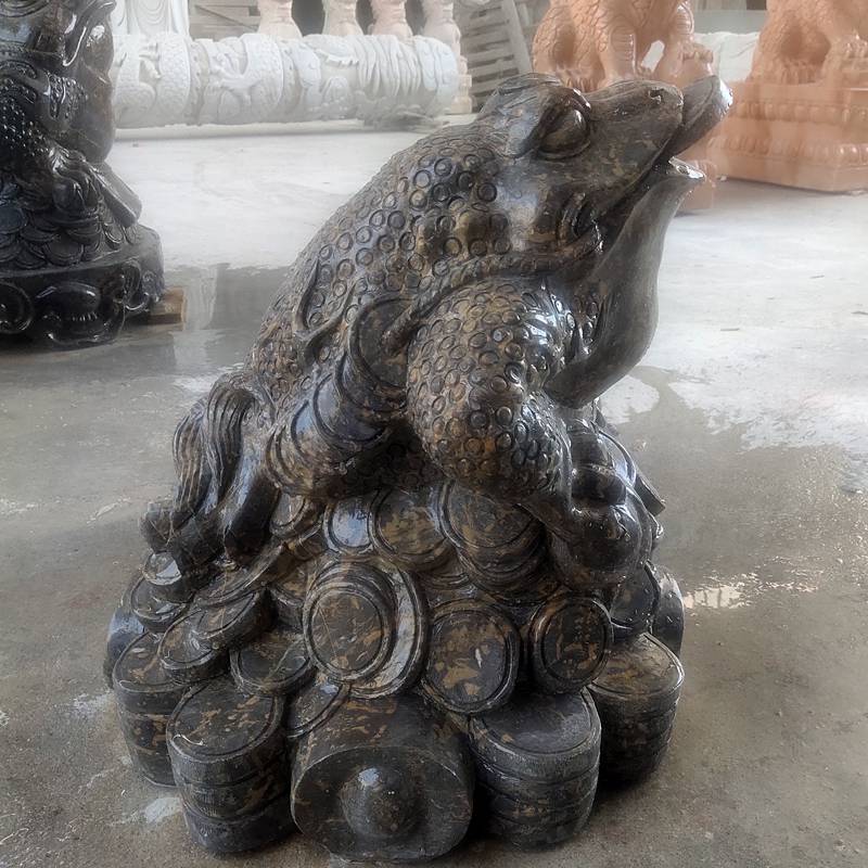 石雕金蟾青石黑色招财吐水三足蟾蜍大理石水池景观动物装饰喷泉摆