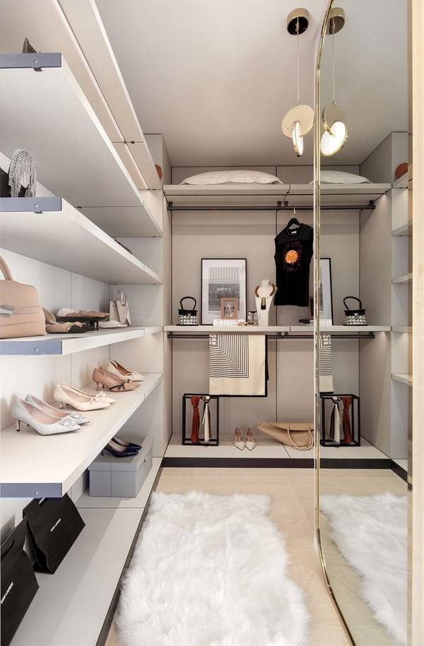 在极简处尽现奢华，好莱坞式的衣帽间为时髦女性打造了***的私人品味空间