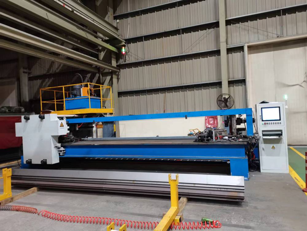 新推出卧式激光检测微轨导轨校直机角钢校直机