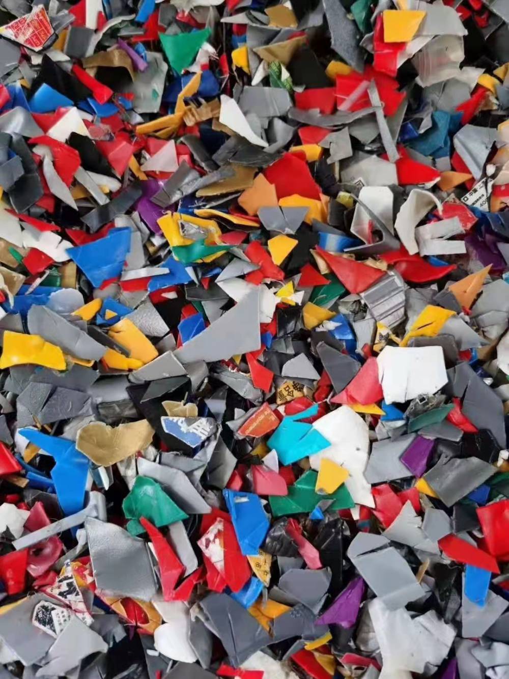 大量购销各种管道 蓝桶 机油壶破碎料 毛料 废料形态片状颜色杂色是否