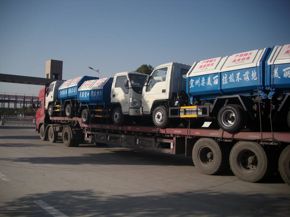 勾臂垃圾车