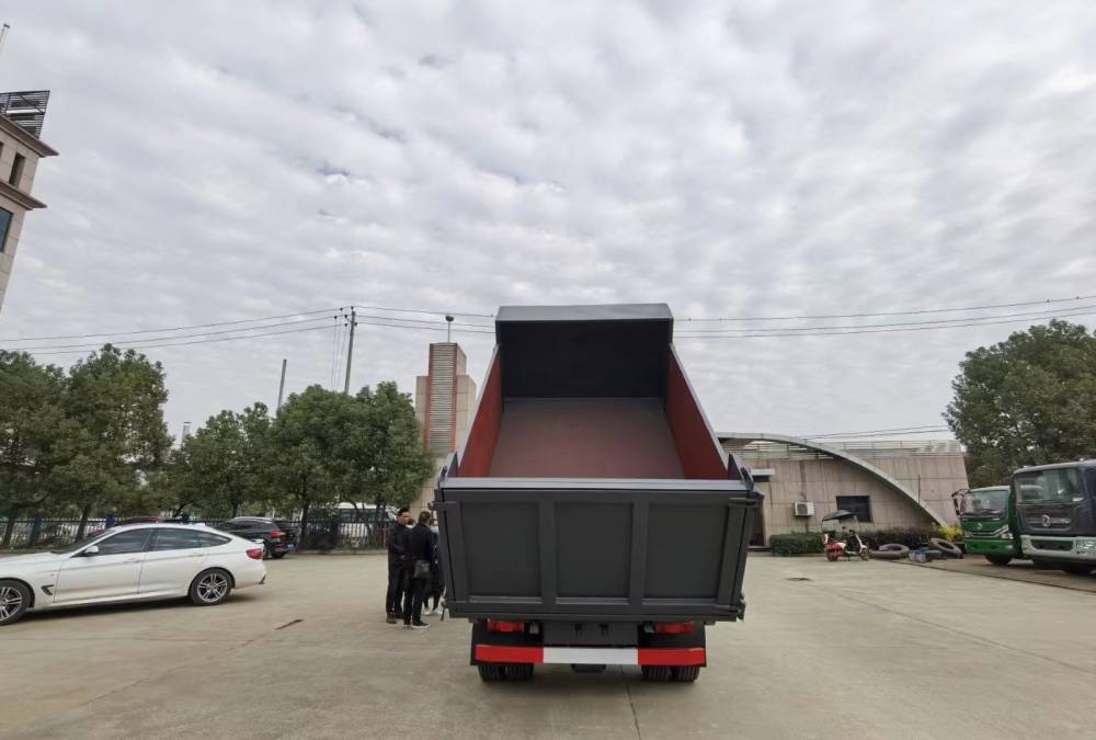 东风蓝牌8吨自卸车勾臂式车斗可卸可装载装修建筑垃圾