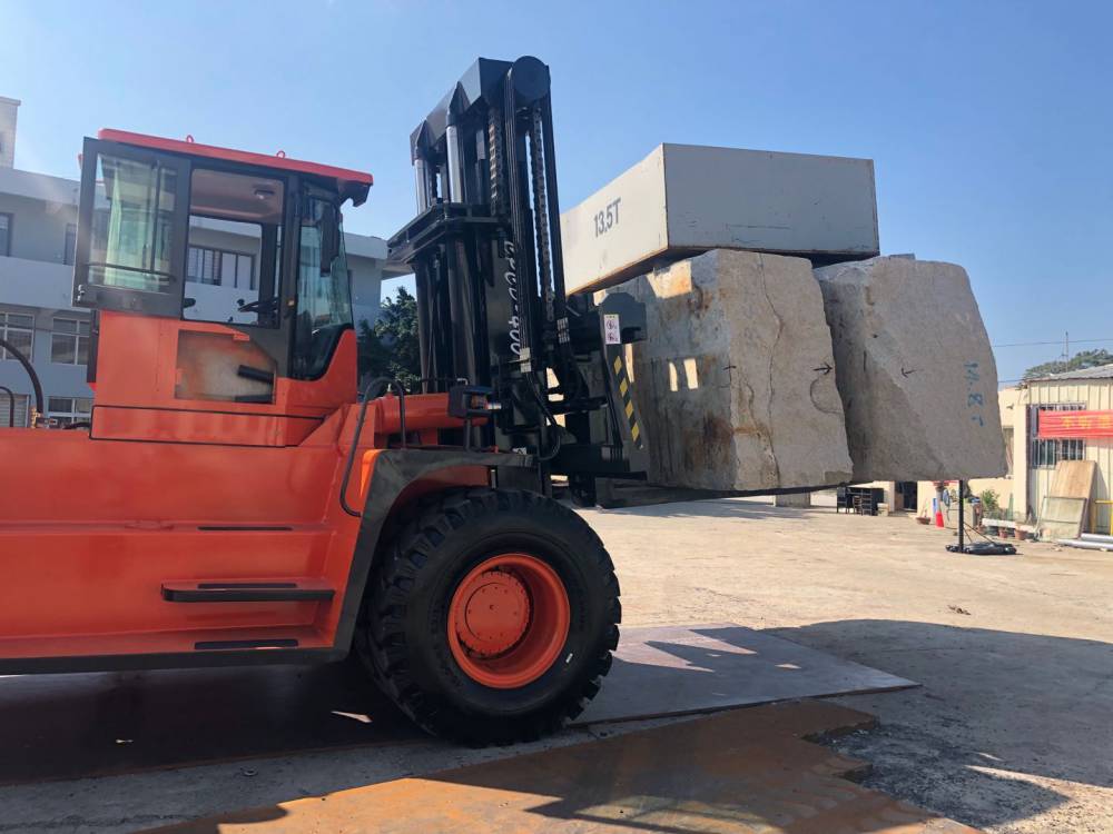 40吨重型两用多功能巨盾叉车