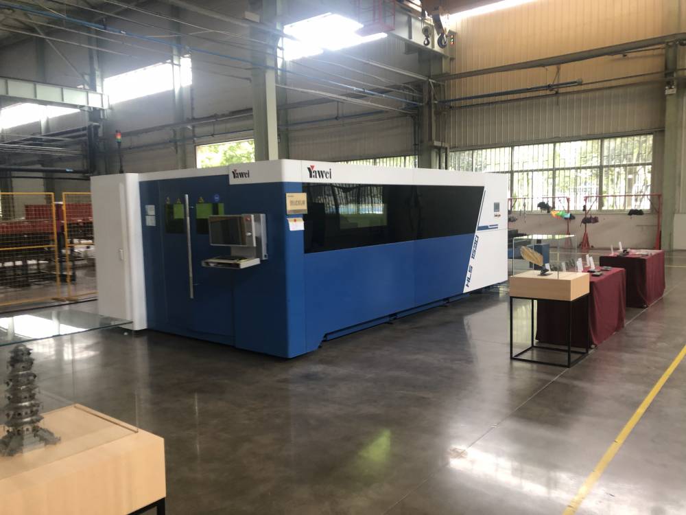 亚威高速光纤激光切割机系列产品hlf15302040