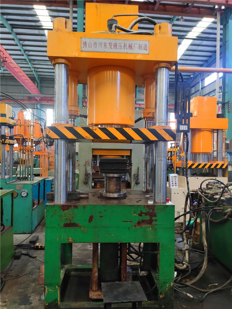 供应300吨二手液压机大台面四柱多功能油压机维修一年