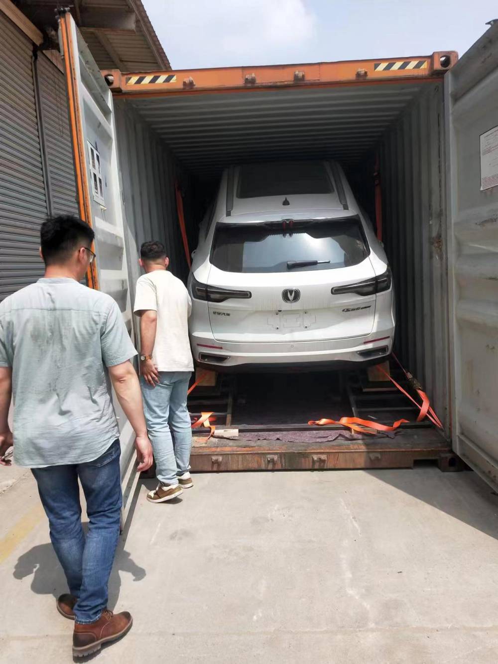 新能源汽车装柜加固一个集装箱可以装几台环航国际新能源汽车代理