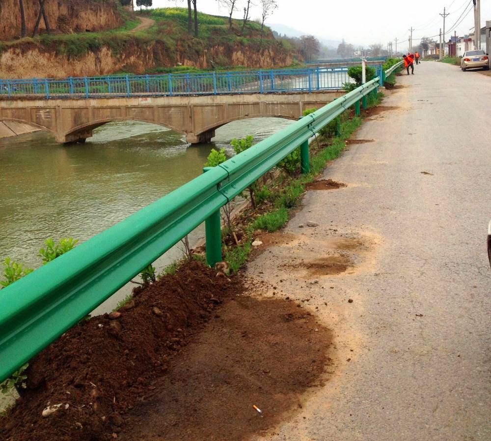 供应韶关乡村公路路侧波形梁钢护栏肇庆高速路防撞波形护栏定制