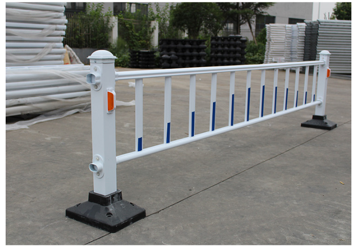 市政护栏是公路中间的防护栏,防止行人,车辆不守交通规则随便穿越公路