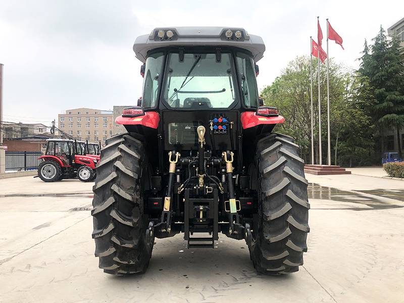 确山县路通拖拉机代理商220马力拖拉机2204四驱农用多功能补贴拖拉机
