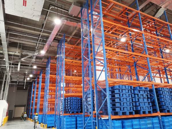 精鼎医药中国苏州临床试验供应链运营中心拥有多温控仓储、实验室及研究用品协调和配送等能力，能够为中国及亚太地区临床试验提供综合物流解决方案