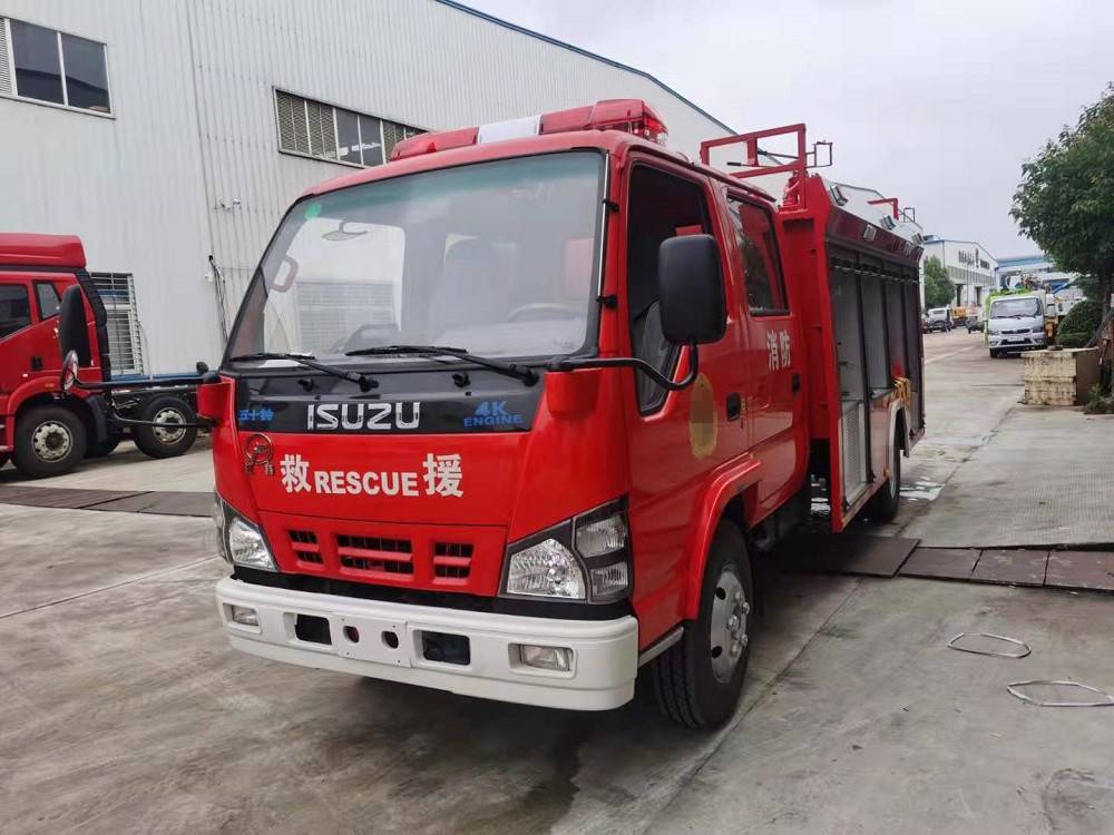红色2吨消防车五十铃泡沫消防车