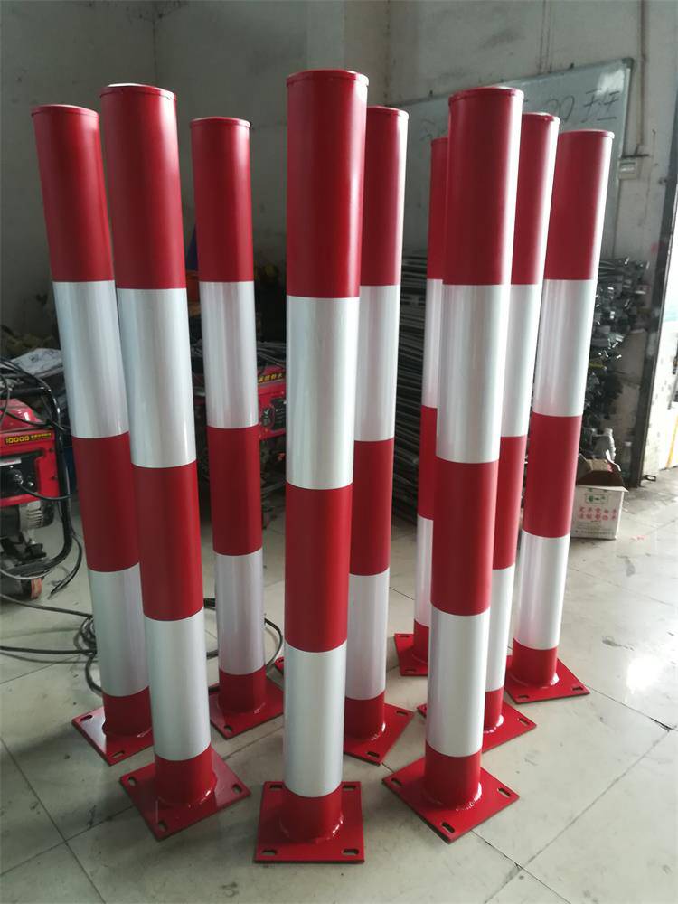 新建停车场临边警示立柱红白黄黑圆管防撞柱