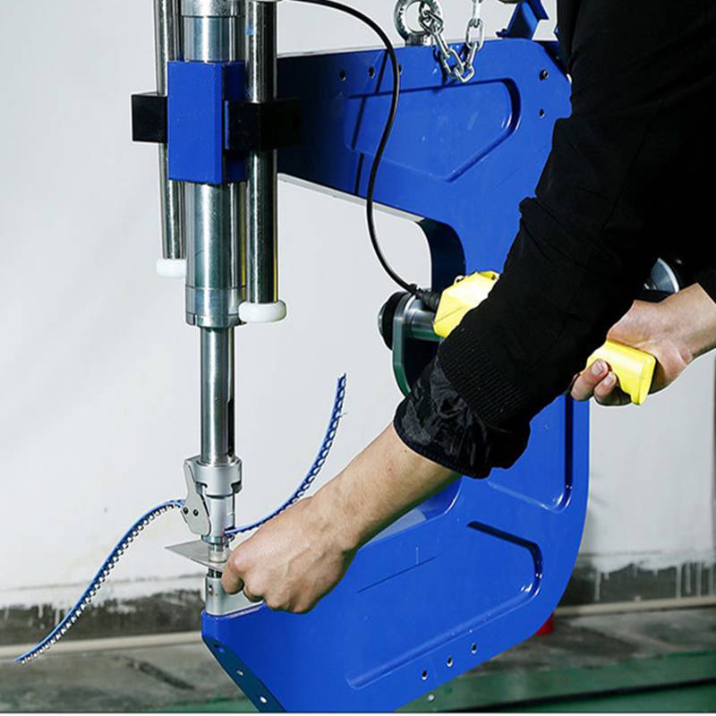 武汉 黄陂区 汉口北工业城9栋主营产品自冲铆接机标志牌铆钉机自