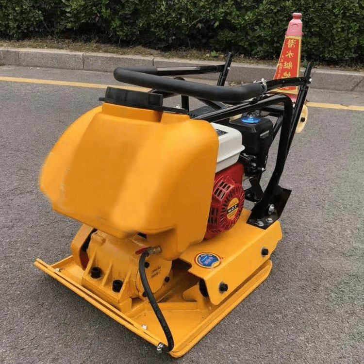 90t沥青路面平板夯汽油柴油动力夯实震动带水箱小型压平打夯机