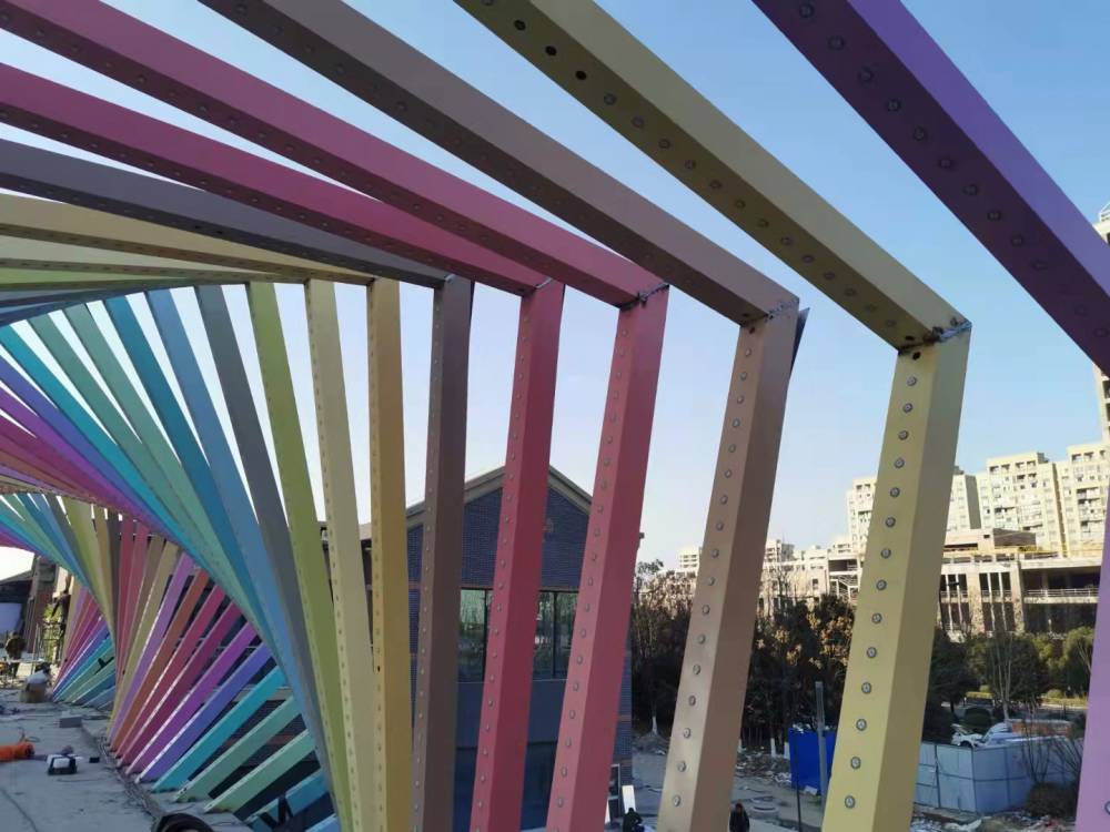 定做彩绘氟碳铝方管造型桥样式润盈铝单板厂家品障